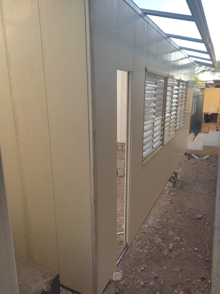 CarrascoCandida's tweet photo. Gracias! Señor @angeldez50, ya se están instalando dos aulas móviles en la escuela El Brisal 01-04 Cabral para solucionar el problema de la rancheta de manera provisional, hasta tanto se realice la ampliación que requiere el centro. Muchas gracias. @angeldez50
#asondedird https://t.co/WmDDSdIyOT