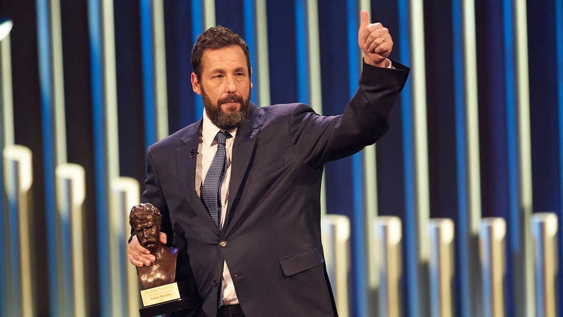 caleidosscopio's tweet photo. A Adam Sandler le dieron un award y todos sus amigos participaron y hablaron tan bonito de el llorazo le amo tanto ko umilde mi chikito https://t.co/FHDpn6cMdR