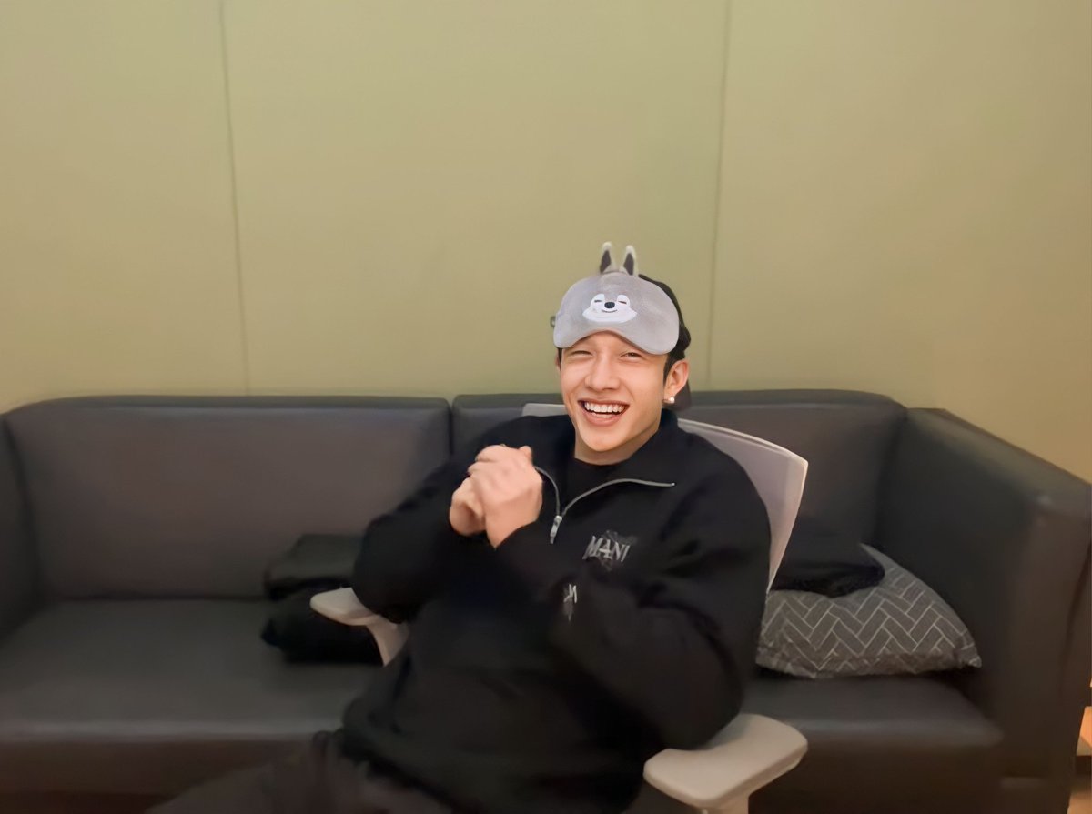 cosmiclatte1l's tweet photo. CHAN ROOM EPISODE 202 

✨ English, Spanish, French, Japanese, &amp; Russian subtitles are available!

🔗 https://t.co/SpRKUlx6pU

#chan #chanroom #bangchan #StrayKids https://t.co/iLxcM32Opz