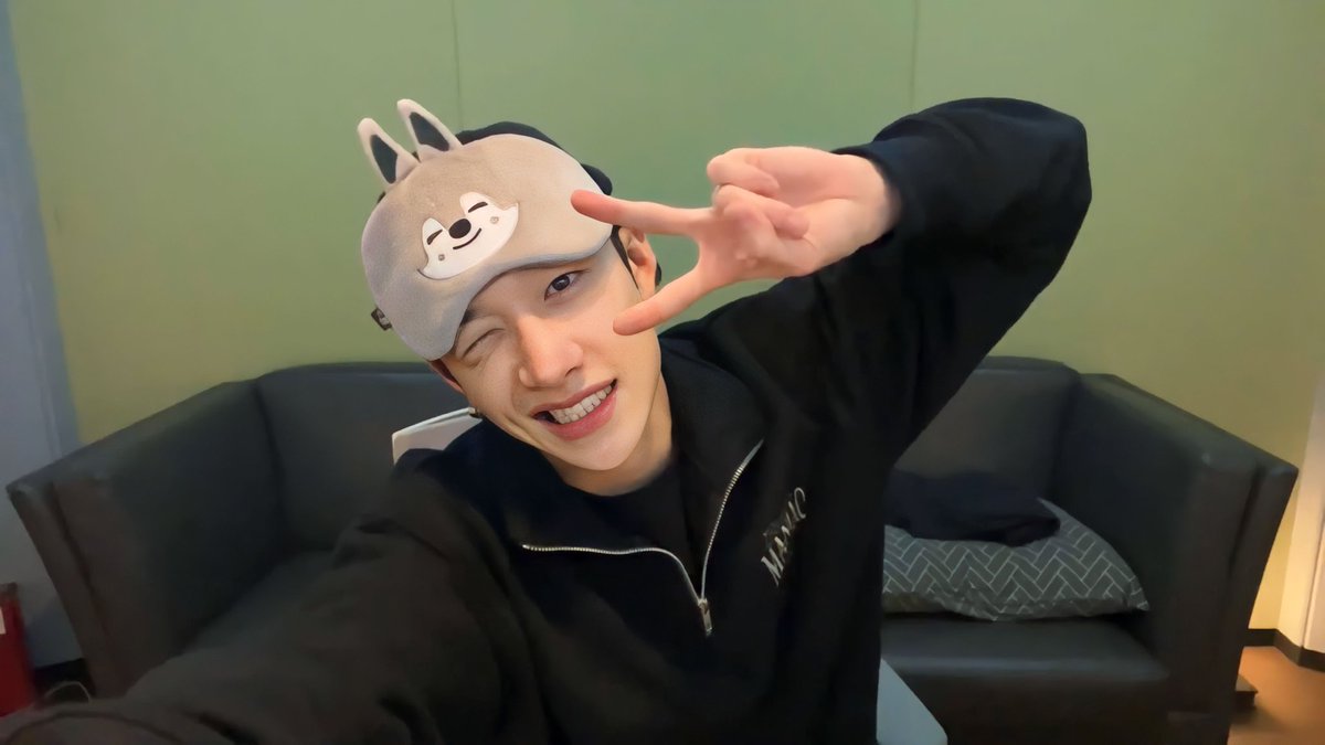 cosmiclatte1l's tweet photo. CHAN ROOM EPISODE 202 

✨ English, Spanish, French, Japanese, &amp; Russian subtitles are available!

🔗 https://t.co/SpRKUlx6pU

#chan #chanroom #bangchan #StrayKids https://t.co/iLxcM32Opz