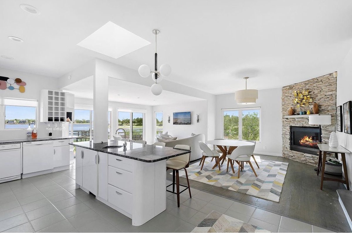Propertyinve1Yf's tweet photo. 📍Here’s a 📸 Sneak Peek 👀 of this Stunning💫 Bayfront views Beach house 🏖️🏠 perfectly located in Southhampton, New York take a look at this ✨NEW &amp; EXCLUSIVE impressive 🤩 Compound Property ✨

Read more… https://t.co/TbIz09NOY4 https://t.co/aaXYmThpdg