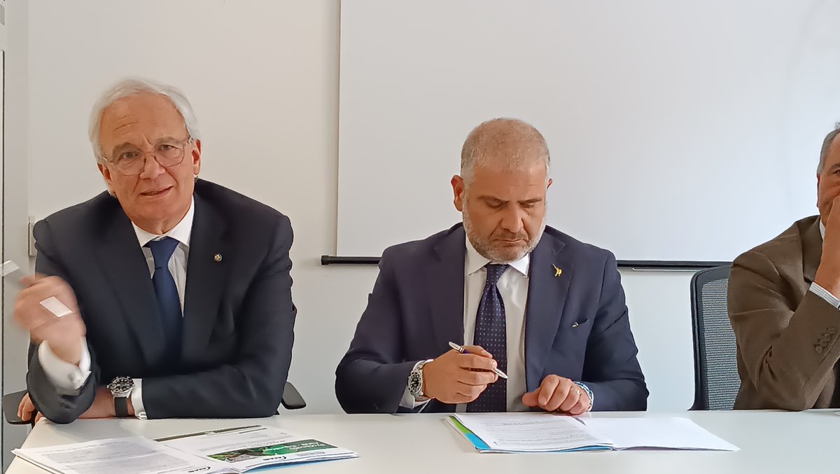 Equalitas3E's tweet photo. I relatori della Conferenza stampa:
Giuseppe Romano, Presidente di @AIABfederale
Riccardo Ricci Curbastro, Presidente di EQUALITAS
On. le Luigi D’Eramo, Sottosegretario Ministero dell’agricoltura, della sovranità alimentare e delle foreste
Paolo Cuccia, Presidente @ilGamberoRosso https://t.co/GNcVdLELab