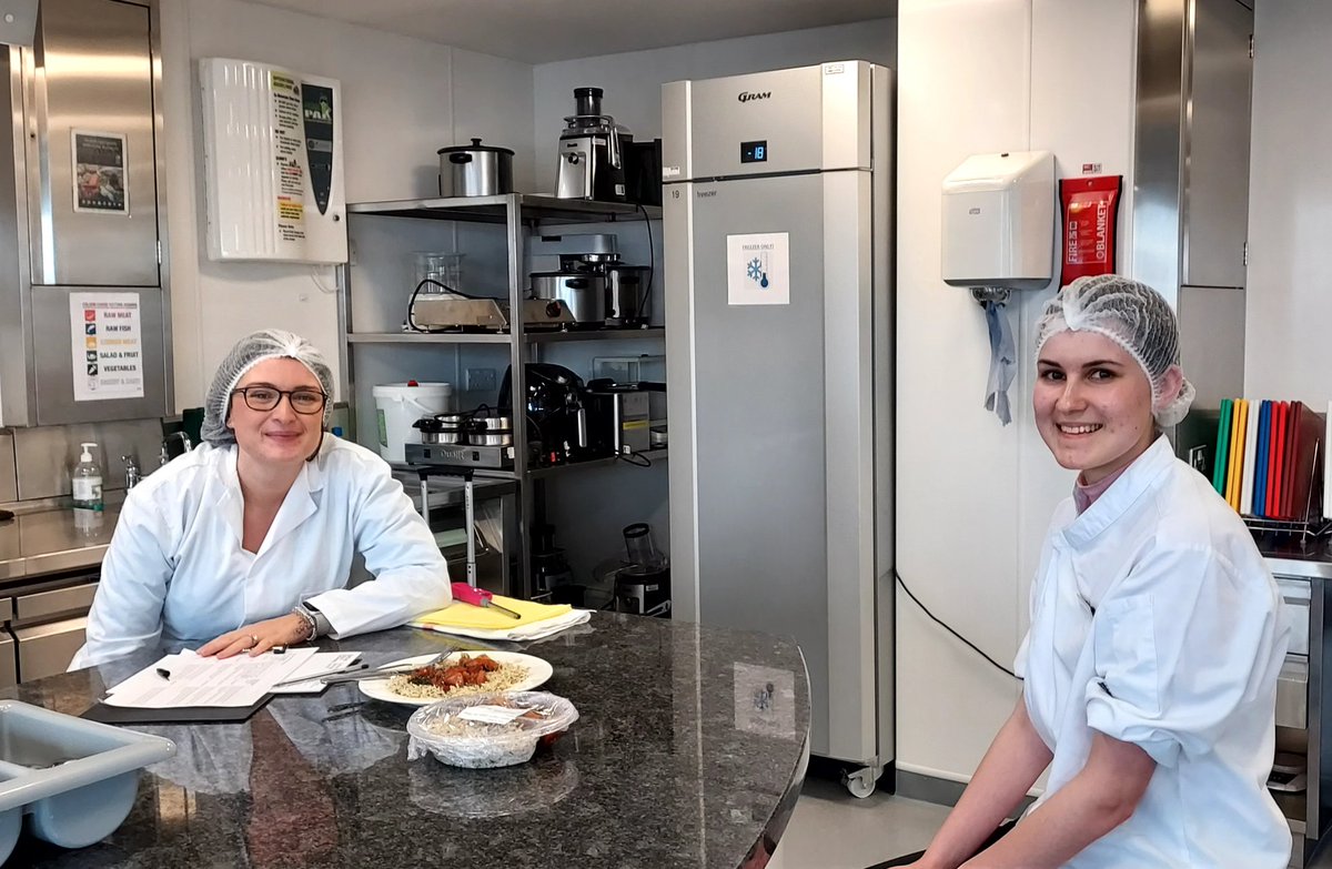 Knowledge Applied <a href="/sheffhallamuni/">Sheffield Hallam University</a>. Our final year food and nutrition students presenting their answer to <a href="/SainsburysNews/">Sainsbury's News</a> ready meal brief. Great to welcome SHU alumni Becky and Gemma back at SHU too!