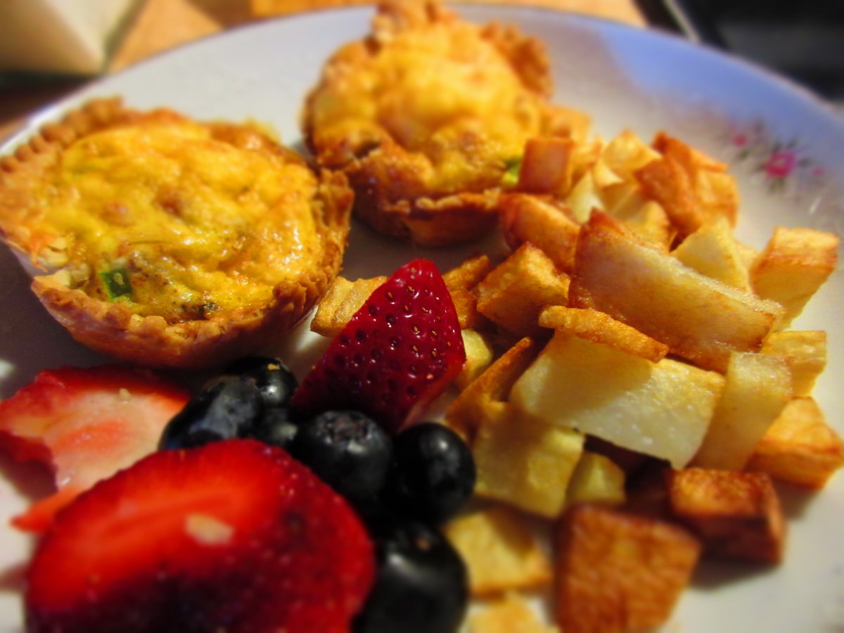 grandmannermag's tweet photo. I'll be eating these 😋👀💞🧀🥓🥚Mini #Bacon and #Cheese #Quiches all day! So easy to make, used the @Pillsbury Mini #Crusts Paired them with #homefries and #fruit. I'm in #BREAKFAST heaven!!! LOVE #pillsburybaking #pillsbury #pillsburymini https://t.co/l37fHMtmer