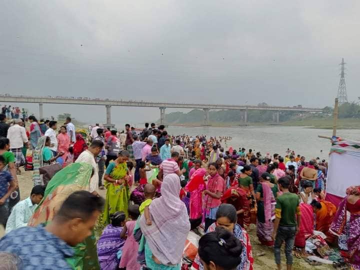 বৃষ্টি উপেক্ষা করে অষ্টমী স্নানোৎসবে পূণ্যার্থীদের ঢল