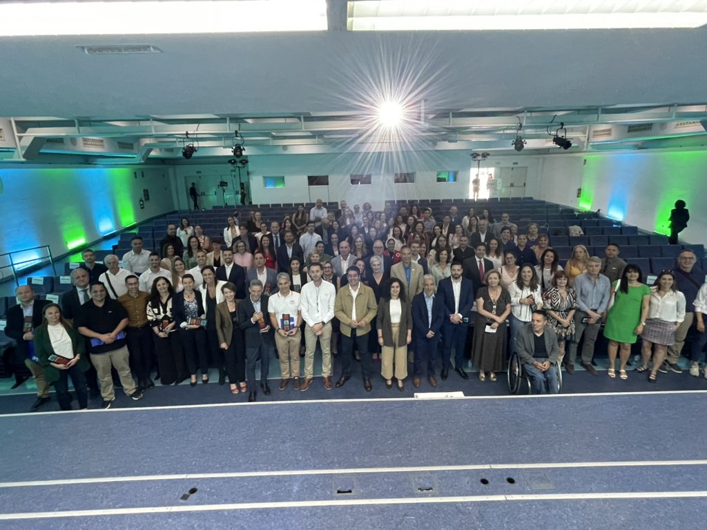 BARRIOSxEMPLEO's tweet photo. Hoy el @CabildoTenerife @PedroMartinTfe y @CarmenLuzBaso ha tenido un encuentro en el @recintoferialtf con los empresarios del proyecto para agradecerles su apoyo y confianza a @BARRIOSxEMPLEO https://t.co/B1sVeN2XIj