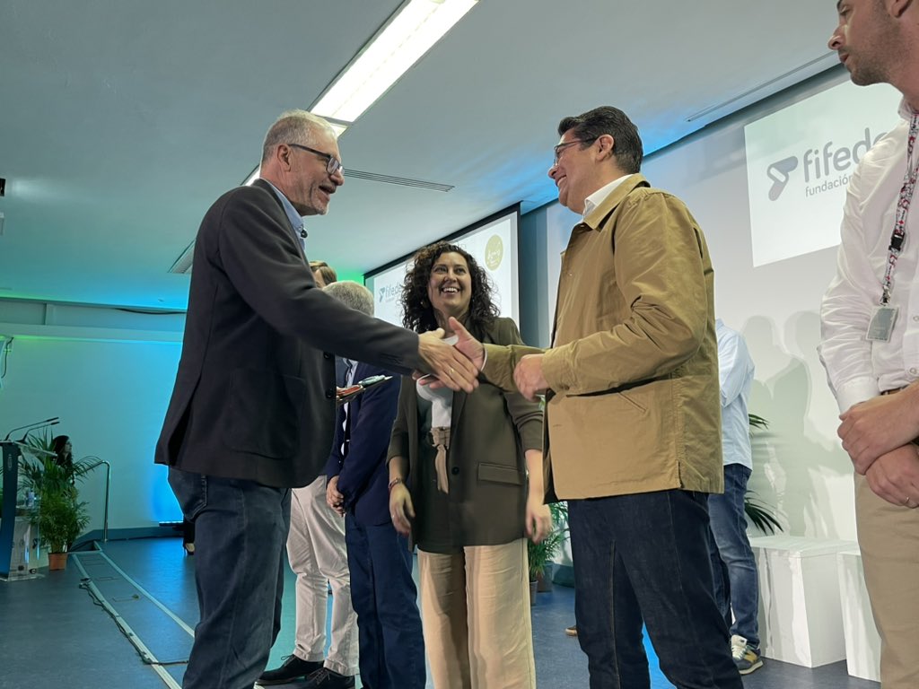 BARRIOSxEMPLEO's tweet photo. Hoy el @CabildoTenerife @PedroMartinTfe y @CarmenLuzBaso ha tenido un encuentro en el @recintoferialtf con los empresarios del proyecto para agradecerles su apoyo y confianza a @BARRIOSxEMPLEO https://t.co/B1sVeN2XIj