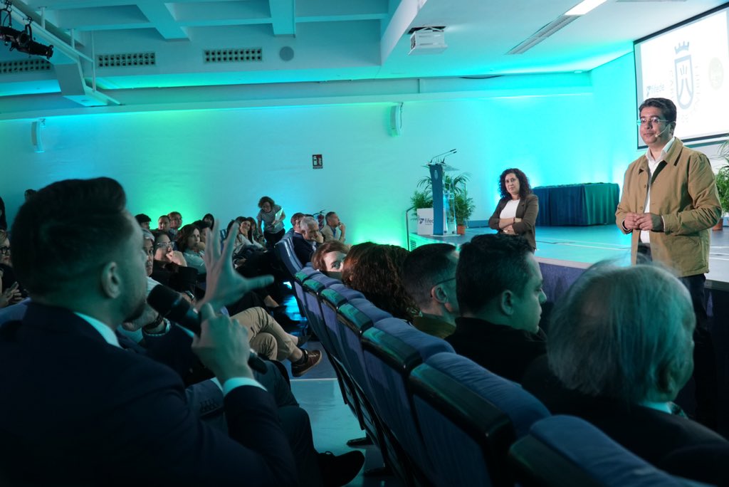 BARRIOSxEMPLEO's tweet photo. Hoy el @CabildoTenerife @PedroMartinTfe y @CarmenLuzBaso ha tenido un encuentro en el @recintoferialtf con los empresarios del proyecto para agradecerles su apoyo y confianza a @BARRIOSxEMPLEO https://t.co/B1sVeN2XIj