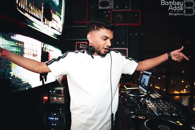 djsahilnrg's tweet photo. Success is not easy, but it's always worth the effort 🙌🏻🎧🔥🫶🏻
@bombayaddabangalore
#djsahilnrg
#nightout #nightlife #dj #djlife #djsahil #club #luxury #luxurylifestyle #liesure #party #goanightlife #lifestyle #music #partytime #groove #goa #bombayadda #bombayaddabengaluru https://t.co/NcEuan1cC2