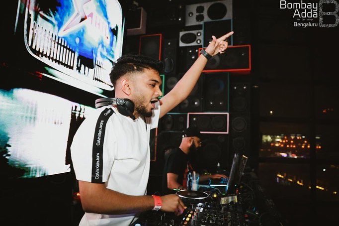 djsahilnrg's tweet photo. Success is not easy, but it's always worth the effort 🙌🏻🎧🔥🫶🏻
@bombayaddabangalore
#djsahilnrg
#nightout #nightlife #dj #djlife #djsahil #club #luxury #luxurylifestyle #liesure #party #goanightlife #lifestyle #music #partytime #groove #goa #bombayadda #bombayaddabengaluru https://t.co/NcEuan1cC2