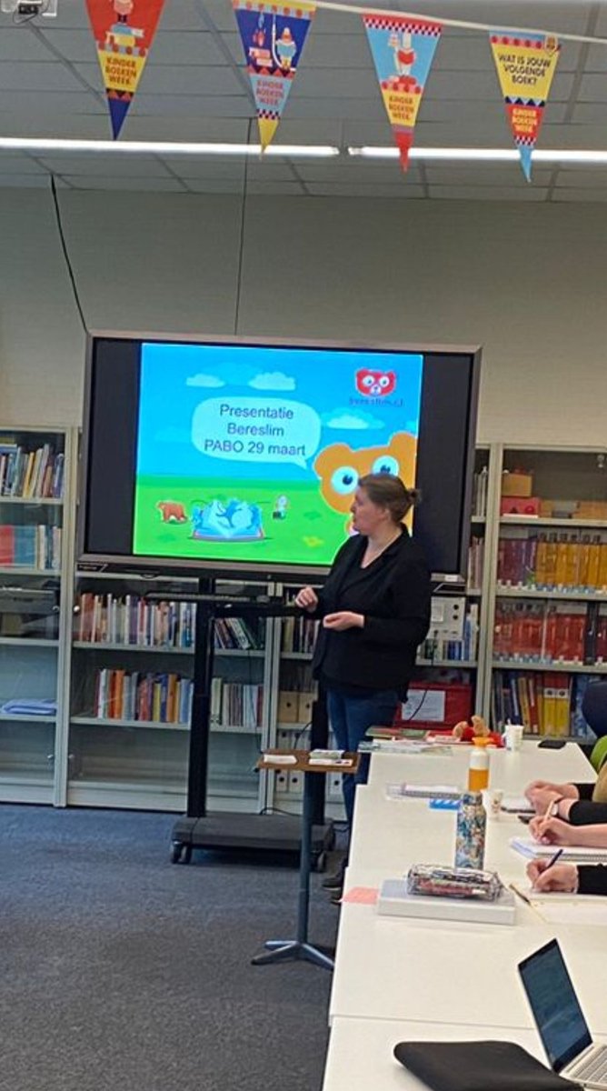 Bereslim's tweet photo. Vandaag met Heleen Drent, directeur @OBSDriemaster een presentatie gegeven aan studenten van de PABO @nhlstenden over laaggeletterdheid en de inzet van digitale prentenboeken en boekenkoffers op school en thuis. https://t.co/q6paRbLk3j