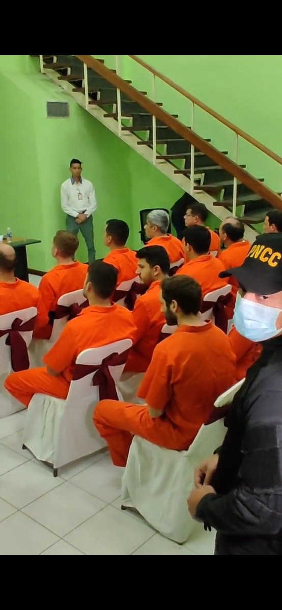 Pónganse serios, la mayoría de éstos corruptos llegaron sin grilletes y los sentaron en sillas adornadas que parecen haber contratado una agencia de festejo.
Nuestra militancia del PSUV exige que no tengan trato especial.
A la mayoría les gustaría que transmitan esas audiencias.