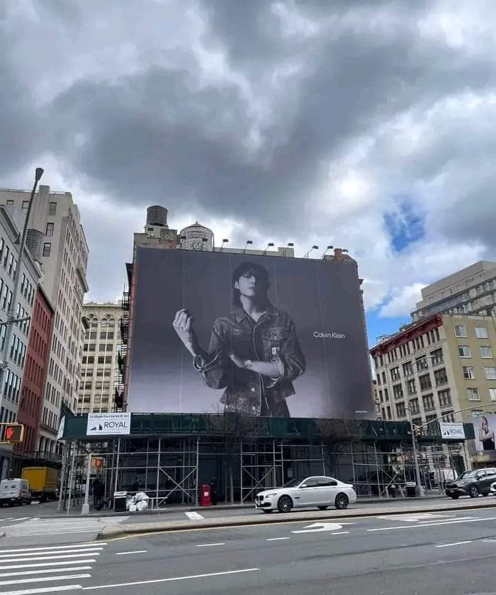 Agust_die97's tweet photo. Omfg he is everywhere!!! 

#CalvinKleinxJungkook #JungKook #BTS https://t.co/dv31JWKVN6