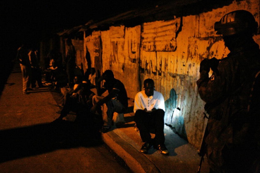 🇭🇹 #Haïti: le pays dont même BHL se fout.
L’article de <a href="/Charlie_Hebdo_/">Charlie Hebdo</a> avec les analyses de @ThomasFrdric8 (<a href="/CETRI_/">Centre tricontinental</a>) <a href="/VelinaEC/">Velina</a>  <a href="/RafJacob/">Rafael Jacob</a> &amp; <a href="/Didier_LeBret/">Didier Le Bret</a>
👉cetri.be/Haiti-le-pays-…

Scènes de guerre, viols, kidnappings, ONG habituées aux terrains dangereux qui jettent l’éponge...