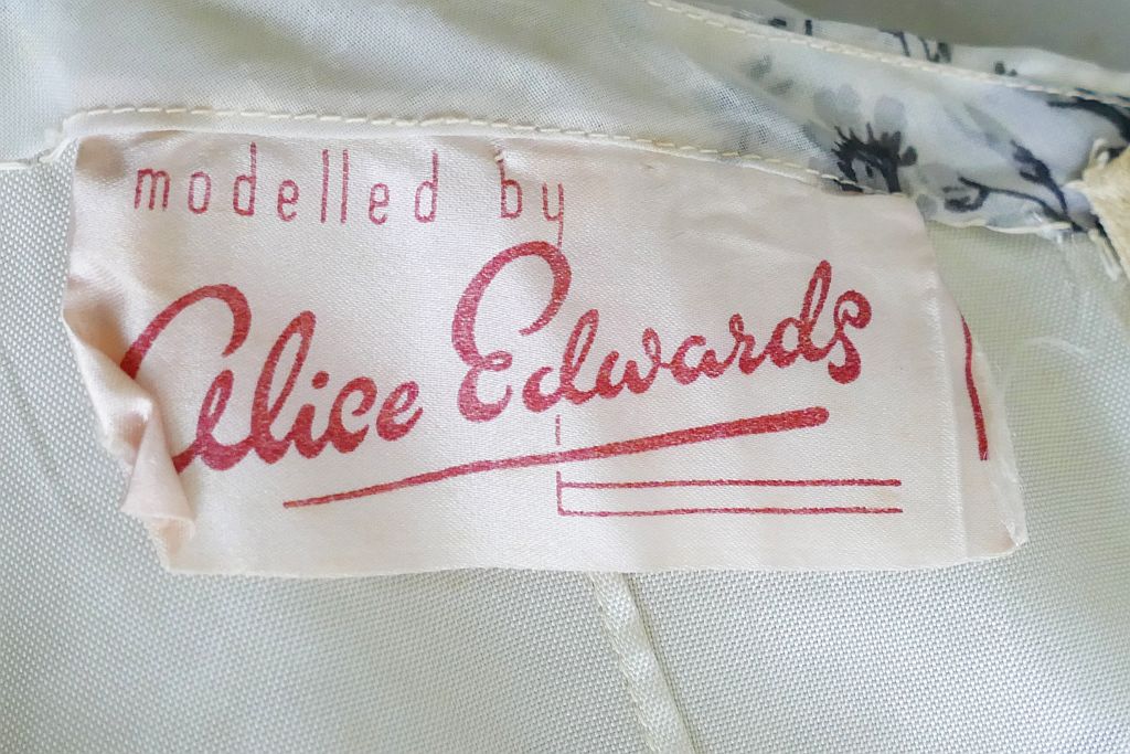 PippaDeeley's tweet photo. Lot 402 - Vintage cocktail dress and jacket - Starting bid just £25 in our timed sale https://t.co/rsDAl7pCiU https://t.co/N4H5IixtyR
