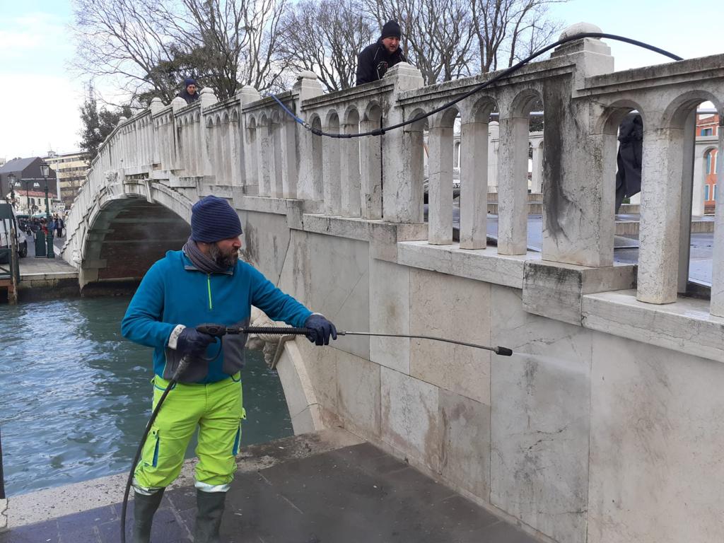 GruppoVeritas's tweet photo. Il giro di pulizie degli #OperatoriVeritas questa mattina, nel centro storico di #Venezia.

@LuigiBrugnaro @comunevenezia @CMVenezia https://t.co/7phHwA6AgF