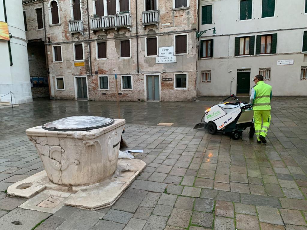 GruppoVeritas's tweet photo. Il giro di pulizie degli #OperatoriVeritas questa mattina, nel centro storico di #Venezia.

@LuigiBrugnaro @comunevenezia @CMVenezia https://t.co/7phHwA6AgF