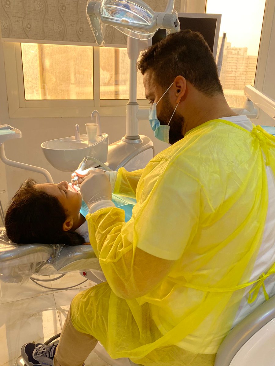 سلسلة تغريدات:
يتيمة بعمر 11 عام تقدمت بطلب العلاج بعد توقيع شراكة بين جمعية ابتسم وجمعية رعاية الأيتام بجدة، حيث كانت الطفلة تعاني من آلام مستمرة في أسنانها تمنعها من النوم والأكل في بعض الأحيان، وبعد الكشف عن حالتها تبين أنها مصابة بتسوس في أسنانها والتهابات في جذور الأسنان.