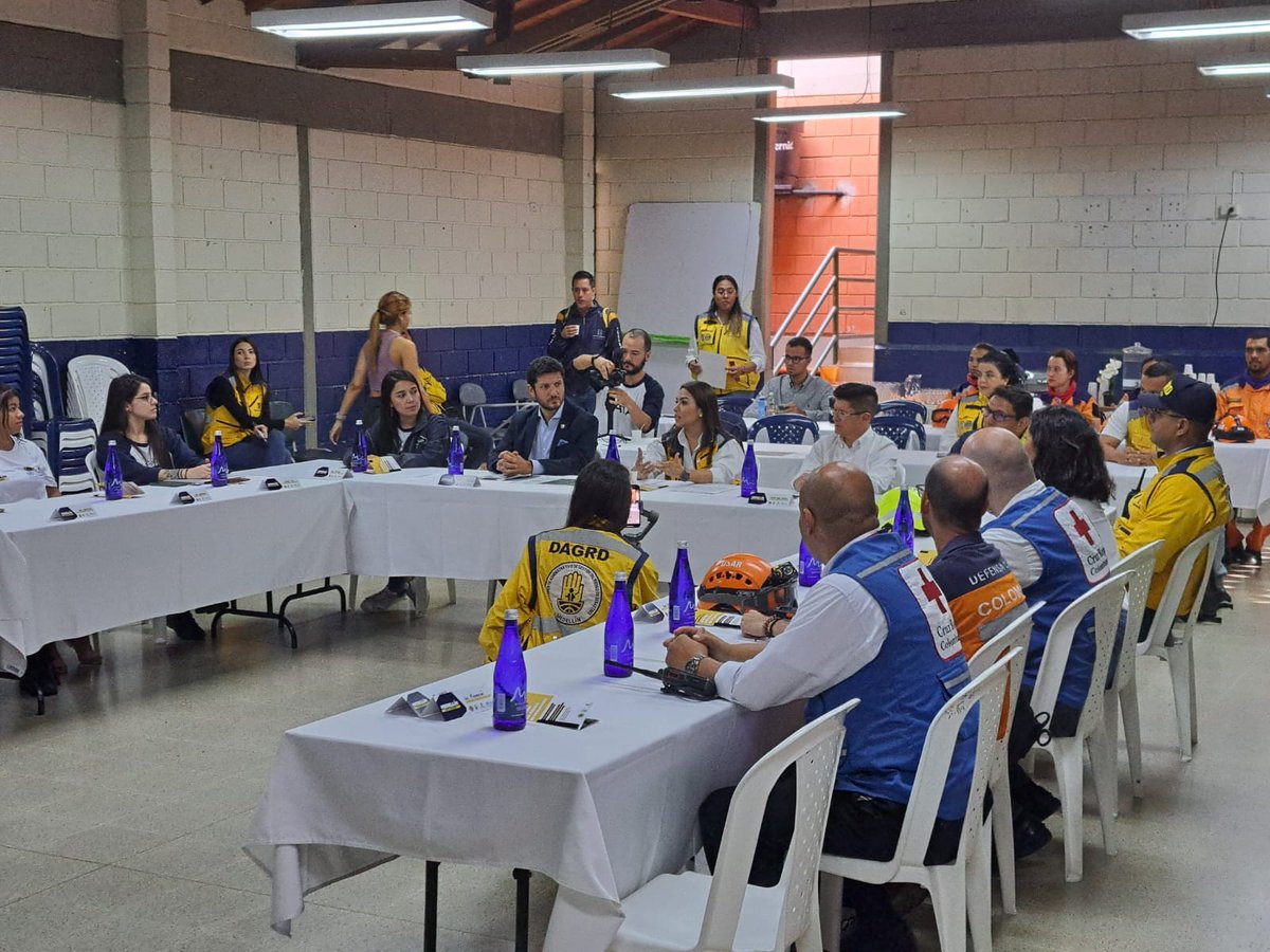 CruzRojaAntioq's tweet photo. @CruzRojaAntioq presente en “Medellín nodo resiliente”, un ejercicio de despliegue operativo en la Vereda Santa Rita de San Antonio de Prado.

Simulacro de activación de alerta temprana, evacuación comunitaria y respuesta con los servicios de emergencia del Sistema Municipal. https://t.co/oSrqaiCH76