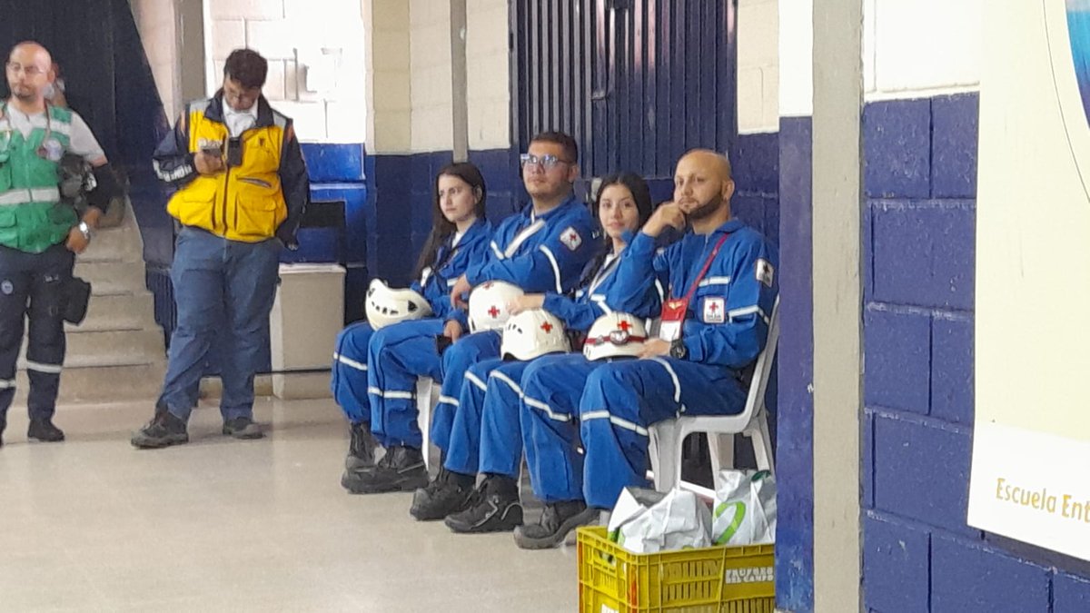 CruzRojaAntioq's tweet photo. @CruzRojaAntioq presente en “Medellín nodo resiliente”, un ejercicio de despliegue operativo en la Vereda Santa Rita de San Antonio de Prado.

Simulacro de activación de alerta temprana, evacuación comunitaria y respuesta con los servicios de emergencia del Sistema Municipal. https://t.co/oSrqaiCH76