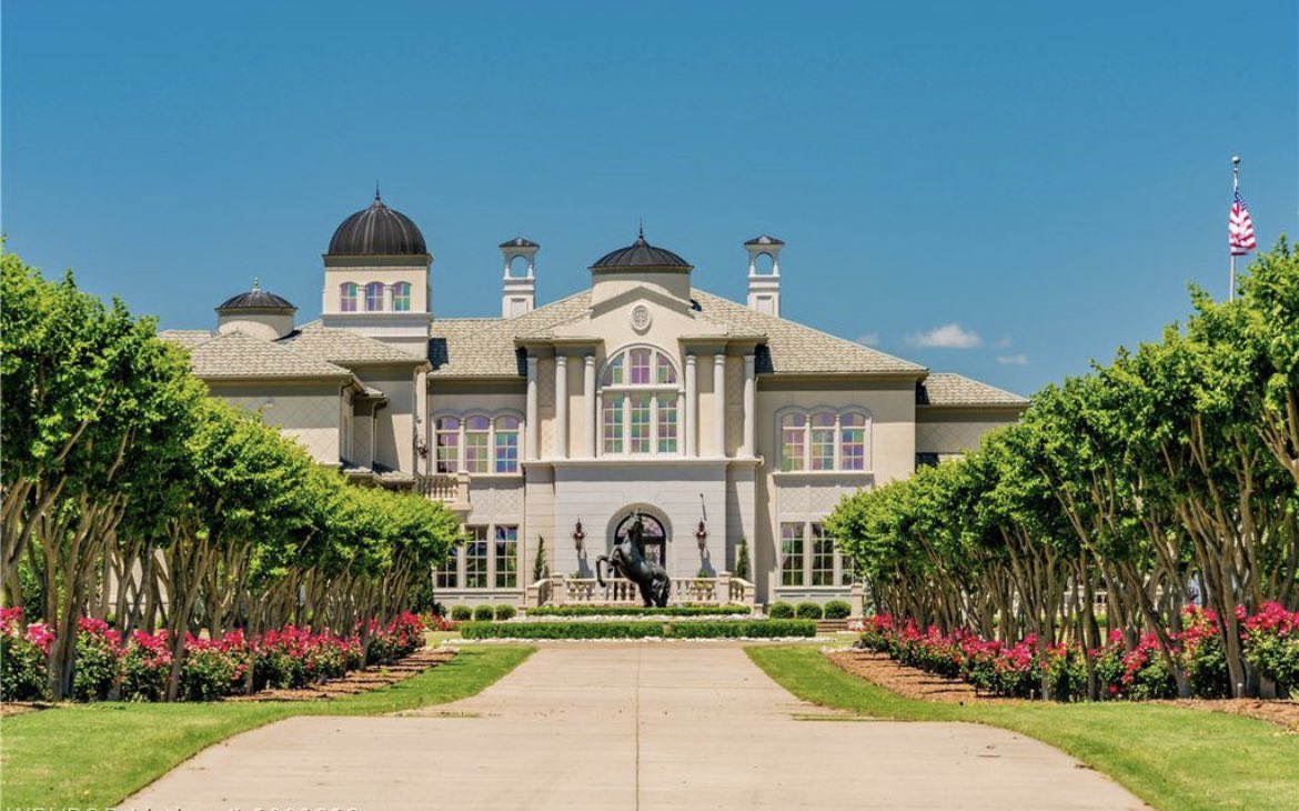 InsaneEstate's tweet photo. Fort Smith, Arkansas. 5 bedrooms and 9 bathrooms with 18,367 sqft. This estate with a indoor tree house is currently listed for $8,900,00. https://t.co/0dPcsSD66z