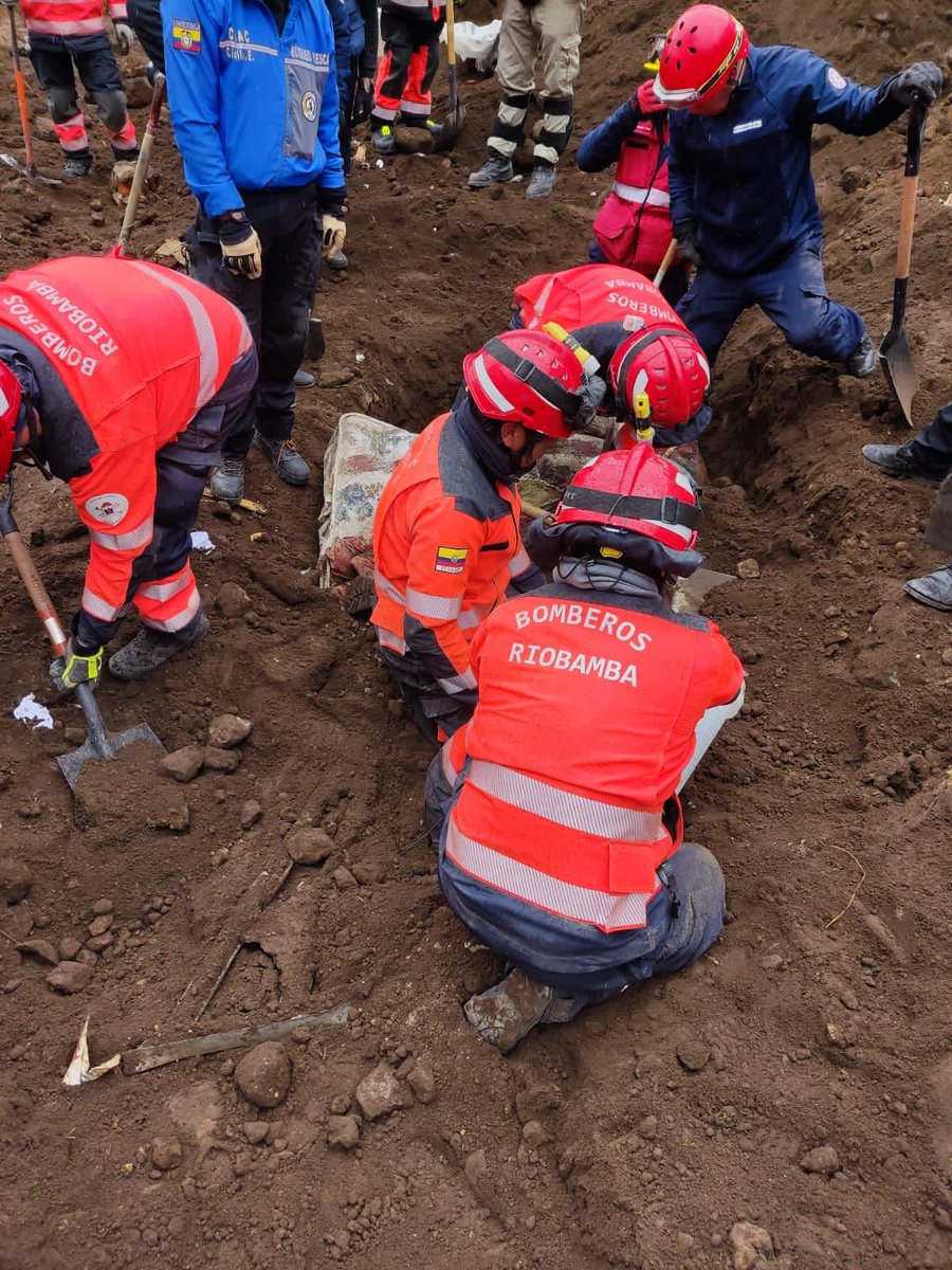 especialnoticia's tweet photo. 🛑 Asciende a 13 los fallecidos por el deslave en #Alausí provincia de #Chimborazo
🛑 Orlando Vallejo comandante del Cuerpo de Bomberos de #Riobamba señaló que las tareas de búsqueda y rescate continúan.
🛑 Hay 300 bomberos de todo el país en la zona. https://t.co/lpYag3Z2Jq