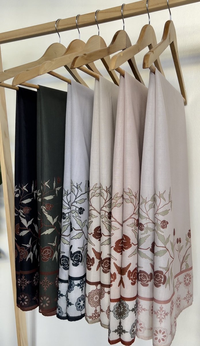 ElisaLiyana's tweet photo. Tumpang lalu kejap, bawal cotton printed raya coming thru 👀💓💛 https://t.co/44sRUKpkhx
