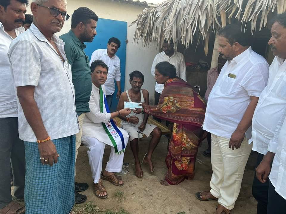 MekapatiVikram's tweet photo. ఈ రోజు ఆత్మకూరు నియోజకవర్గంలో ముఖ్యమంత్రి సహాయనిధి ద్వారా మంజూరైన 9.60 లక్షల రూపాయల చెక్కులను లబ్దిదారులకు అందచేయడం జరిగింది.
@YSRCParty
#ATMAKUR #Chejarla #ASPeta #CMReliefFund #JaganMarkGovernance https://t.co/8DLeuUkK3t