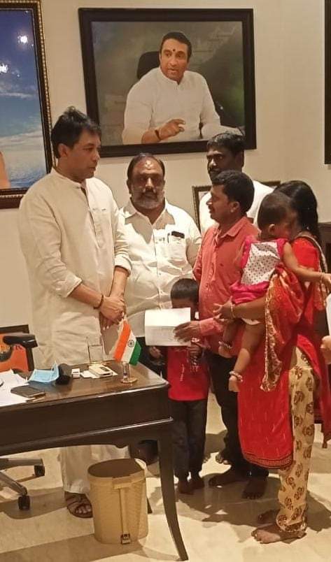 MekapatiVikram's tweet photo. ఈ రోజు ఆత్మకూరు నియోజకవర్గంలో ముఖ్యమంత్రి సహాయనిధి ద్వారా మంజూరైన 9.60 లక్షల రూపాయల చెక్కులను లబ్దిదారులకు అందచేయడం జరిగింది.
@YSRCParty
#ATMAKUR #Chejarla #ASPeta #CMReliefFund #JaganMarkGovernance https://t.co/8DLeuUkK3t