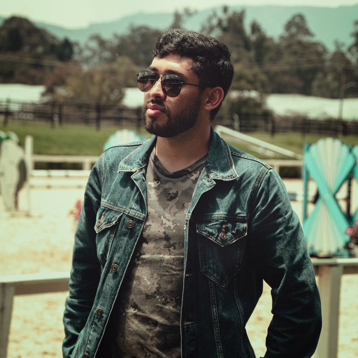 Camilo_Cuervo's tweet photo. "Fuertes son mis muros de papel y en mis
Venas aún hay tinta para que de mis heridas
Salgan letras y canciones escritas por un
Donnadie pero es que desde chiquillo
Siempre me falto el aire y me sobraron
Castillos, me sobraron castillos"
#NuevaFotoDePerfil https://t.co/sHQj0YLn3R