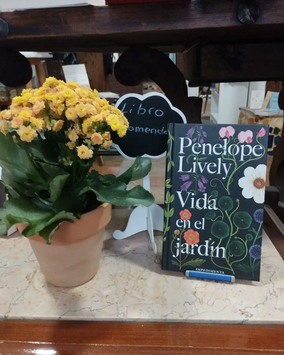 LIBRO RECOMENDADO
Jardines antiguos, jardines nuevos, jardines pintados, jardines históricos...
Un ensayo que nos hace un recorrido por todos eso jardines y sus jardineras y jardineros, por la literatura.
Un libro para leerlo, disfrutarlo y releerlo.🌷📖