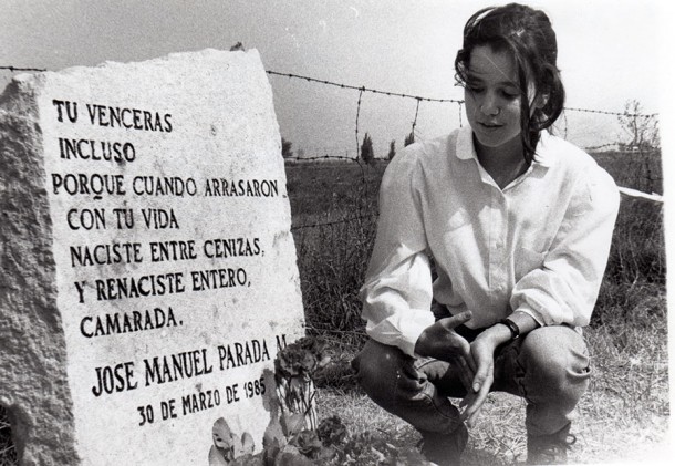 fotohistoriacl's tweet photo. Hija de José Manuel Parada recuerda a su padre. https://t.co/knjZJXrhBN