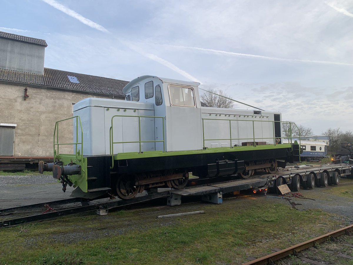 La première de nos deux nouvelles locomotives BB71000 est arrivée ce matin au dépôt de Saint Laurent !
Ces deux nouvelles machines serviront à tracter le train restaurant après rénovation ! #patrimoine #locomotive #vendee #vendeevallee