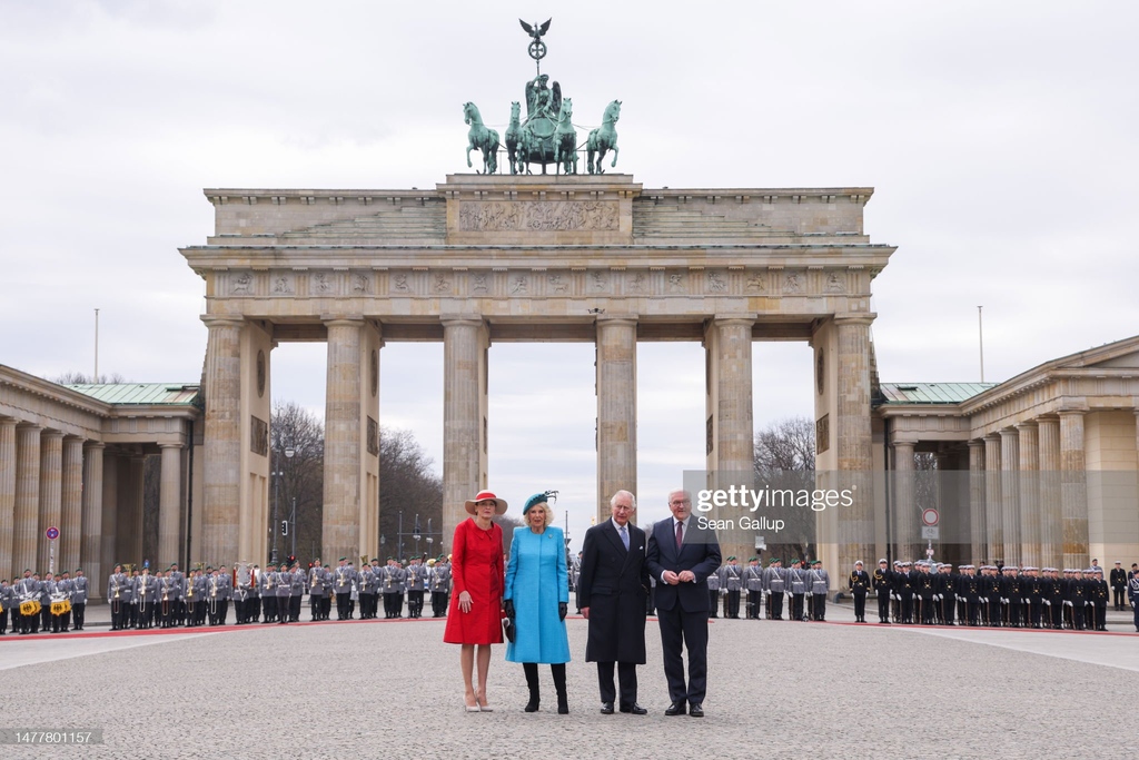 First Lady #ElkeBuedenbender, #Camilla, #QueenConsort, #KingCharles III and German President #Frank-WalterSteinmeier arrive for a Ceremonial welcome at #BrandenburgGate for the #state visit to Germany in #Berlin, Germany.  I March 29, 2023 I 📷: Sean Gallup #GettyVIP #royalvisit