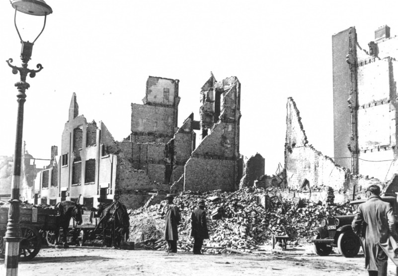 Vrijdag is het 80 jaar geleden dat er Amerikaanse bommen vielen op Rotterdam-West. Met honderden doden tot gevolg.

Het vergissingsbombardement wordt vrijdagmiddag herdacht in Park 1943 met onder meer een toespraak van burgemeester Aboutaleb.

Lees meer: rotterdam.nl/het-luchtalarm…