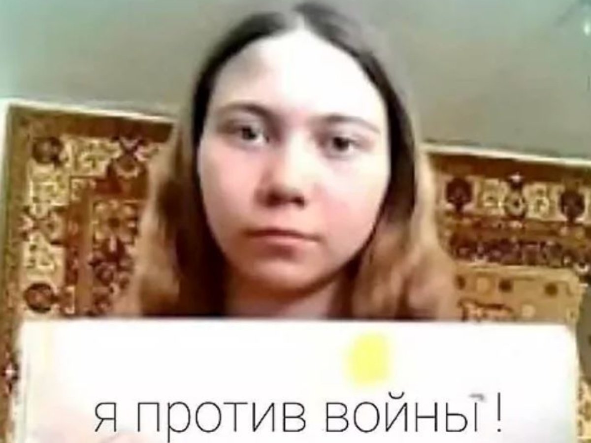 Datoworld's tweet photo. 🇷🇺#AHORA - Rusia condena a dos años de cárcel al padre de una niña Rusa que hizo un dibujo contra la guerra. El colegio denunció el dibujo a la policía y Masha fue internada en un centro de menores. https://t.co/LYgjPWH4WU