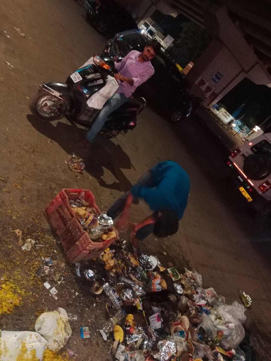 AmdavadAMC's tweet photo. -૨૦૫૦ જેટલી કચરા કલેક્શન સિલ્વર ટ્રોલી દૂર કરાઈ
-ઊ.પ.ઝોનમાં SWM વિભાગ દ્વારા ૨ દિવસમાં ગંદકી ફેલાવતાં ૭૧૯ ઈસમો સામે, ૯૪ નોટીસ દ્વારા ₹૨૬,૦૦૦નો વહિવટી દંડ વસૂલ કરાયો.
આગામી દિવસોમાં પણ શહેરને સ્વચ્છ રાખવા માટેની આ ઝૂંબેશ વધુ સઘન કરવામાં આવશે.
આપ સૌ આ કાર્યમાં સહયોગ કરો એ અપેક્ષા. https://t.co/KoHjyvlLHH