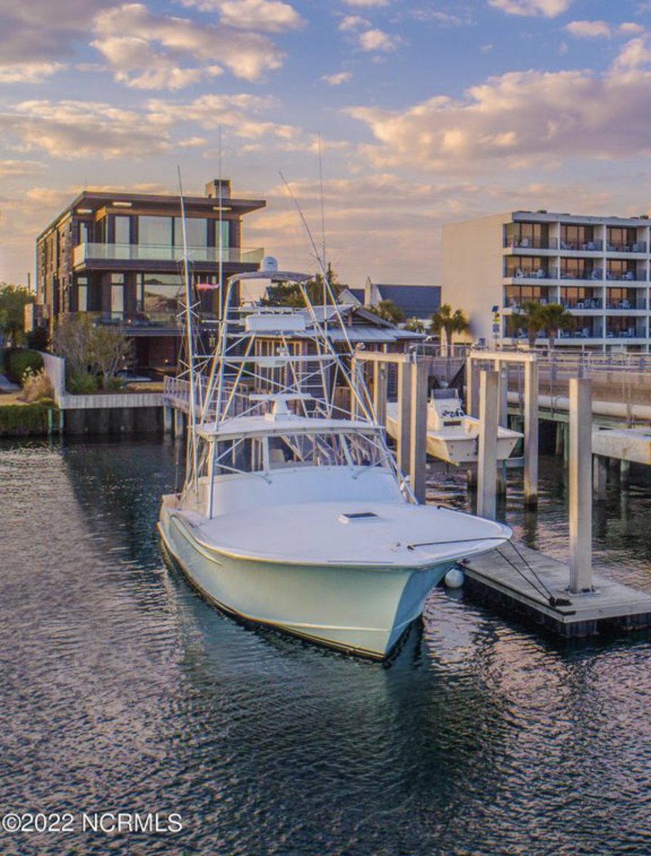 InsaneEstate's tweet photo. Wrightsville Beach, NC. 4 bedrooms and 6 bathrooms with 8,622 sqft. Would you buy this house right on the coast of North Carolina for $10,490,000? https://t.co/RZ6pdEFzPV