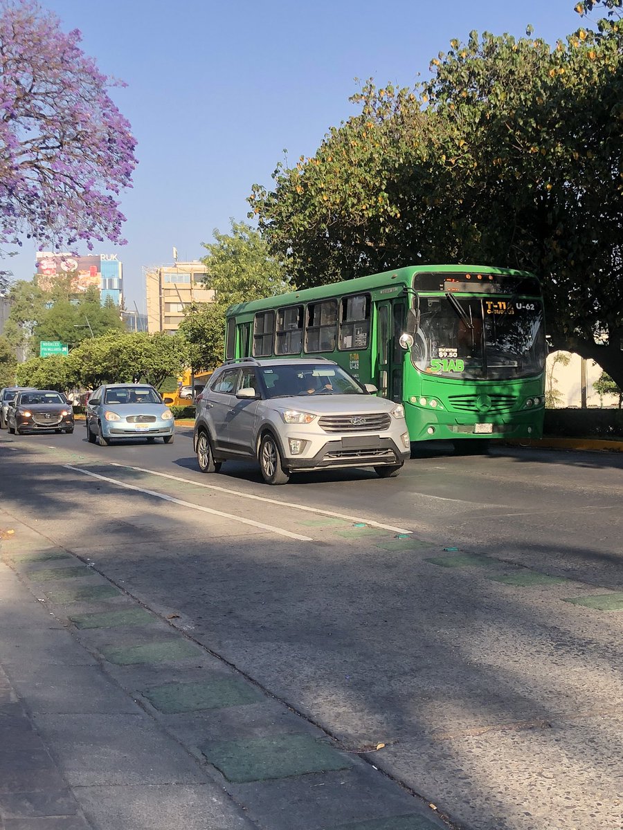 iOrsh79's tweet photo. @Trafico_ZMG @TransporteJal camión descompuesto sobre niños héroes carril izquierdo antes de llegar al riu https://t.co/P0VkgtkLU2