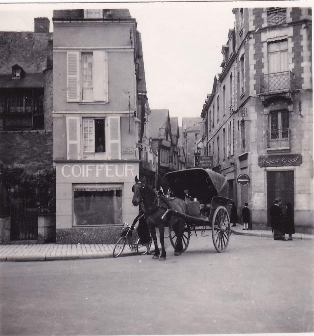 Le bas de la Grande Rue à Laval au début du siècle dernier. <a href="/Laval_la_Ville/">Laval la Ville</a>