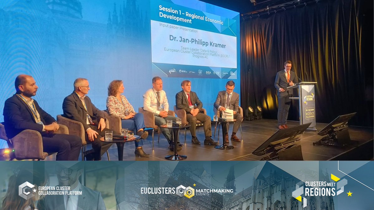 Die Zusammenarbeit zwischen 🇺🇦 und 🇪🇺 zu gestalten, ist wichtiger denn je. Clusterorganisationen können die wirtschaftlichen Auswirkungen der russischen Aggression gegen die Ukraine mildern. Dies skizzierte <a href="/DrJP_Kramer/">Dr. Jan-P. Kramer</a> bei der #ClustersmeetRegions Konferenz in Kosice.