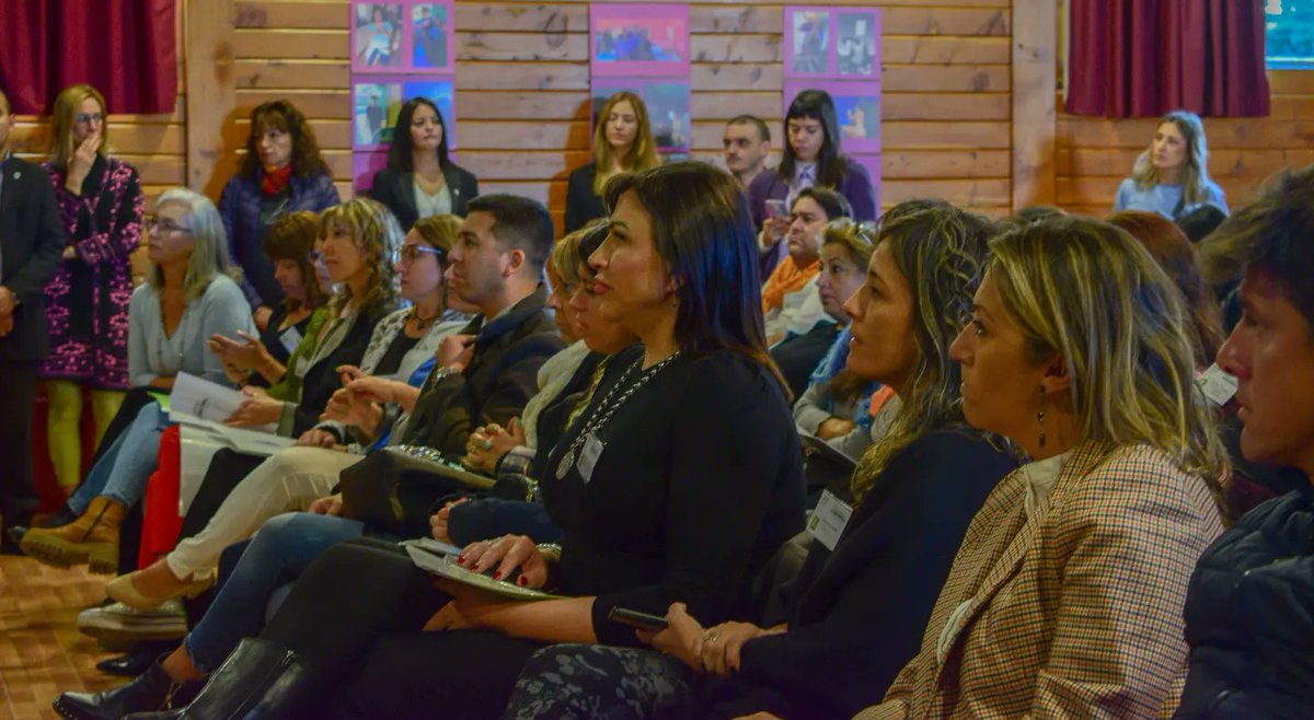 Desarrollo_RN's tweet photo. #GenerosRN | 📲 Comenzó en Dina Huapi el 2° Encuentro Provincial de Género y Diversidad
🗣️ Tiene como objetivo promover canales de diálogo entre los organismos provinciales y municipales. https://t.co/sEpnSHUL6w