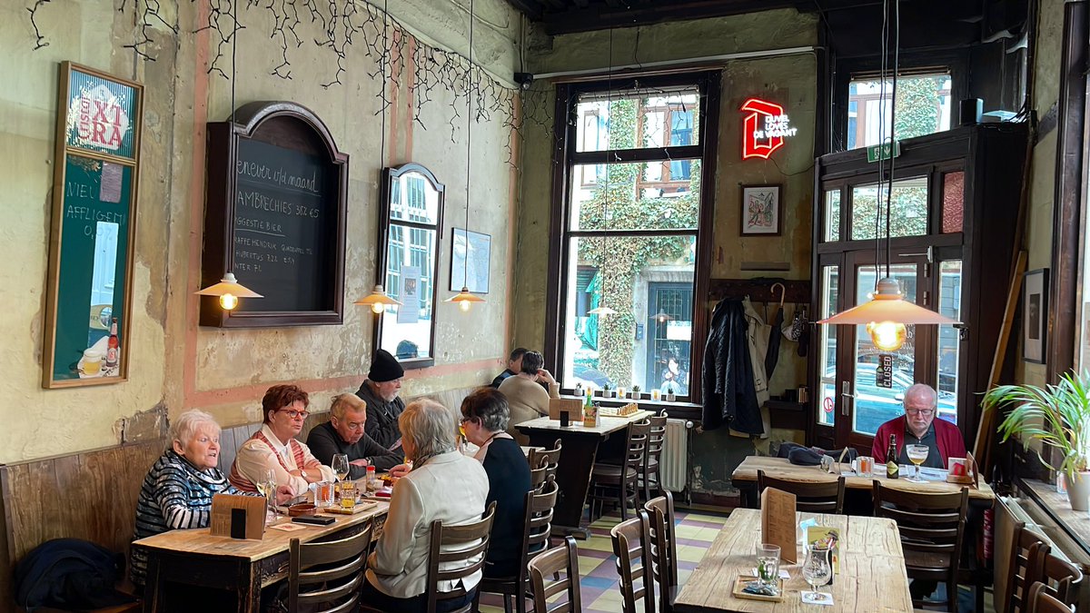 joukesp's tweet photo. #Antwerpen #CaféDeVagant #Jenever #OuweTaaie
For @2019Ifaw only!
After my church crawl, visiting @de_vagant &amp; enjoying a glass of Belgian gin (jenever). (And a tripel Westmalle afterwards!
Only 100m away from Café Beveren!
Allen daarheen! https://t.co/OnsykjMPtM