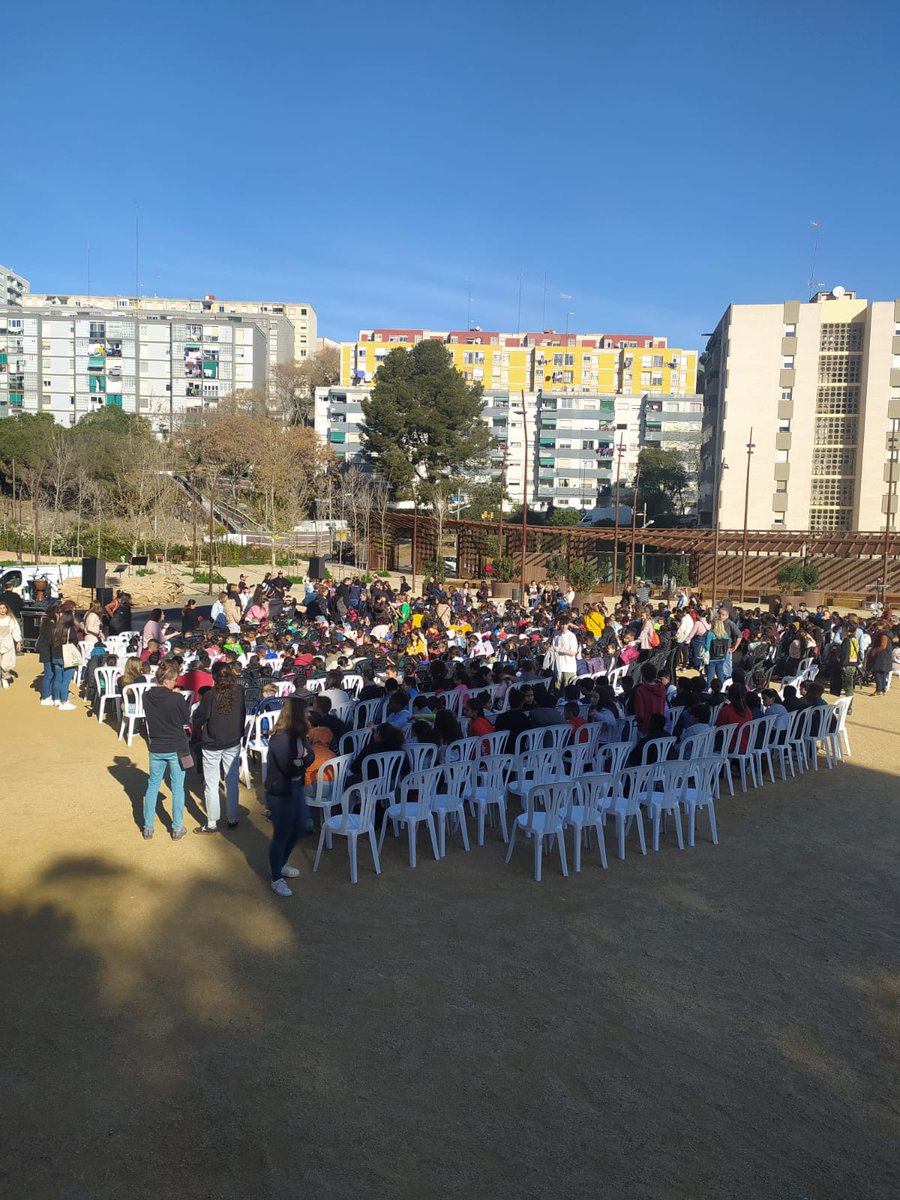 Susolopez's tweet photo. Un cop més, "currazo" del projecte #EducArtS @PladebarrisBCN amb les escoles de la #ZonaNord al seu "Espectacle de la Primavera". #Educació i #Cultura de la mà com a instrument per combatre les desigualtats. 📷 de @louvat_thomas. #CaixaDEines https://t.co/iAYApJUsWQ