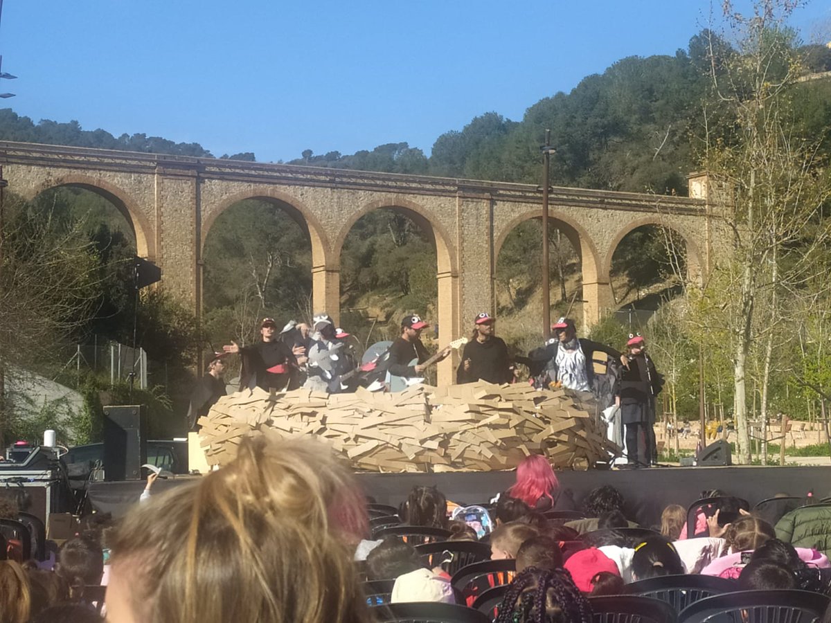 Susolopez's tweet photo. Un cop més, "currazo" del projecte #EducArtS @PladebarrisBCN amb les escoles de la #ZonaNord al seu "Espectacle de la Primavera". #Educació i #Cultura de la mà com a instrument per combatre les desigualtats. 📷 de @louvat_thomas. #CaixaDEines https://t.co/iAYApJUsWQ