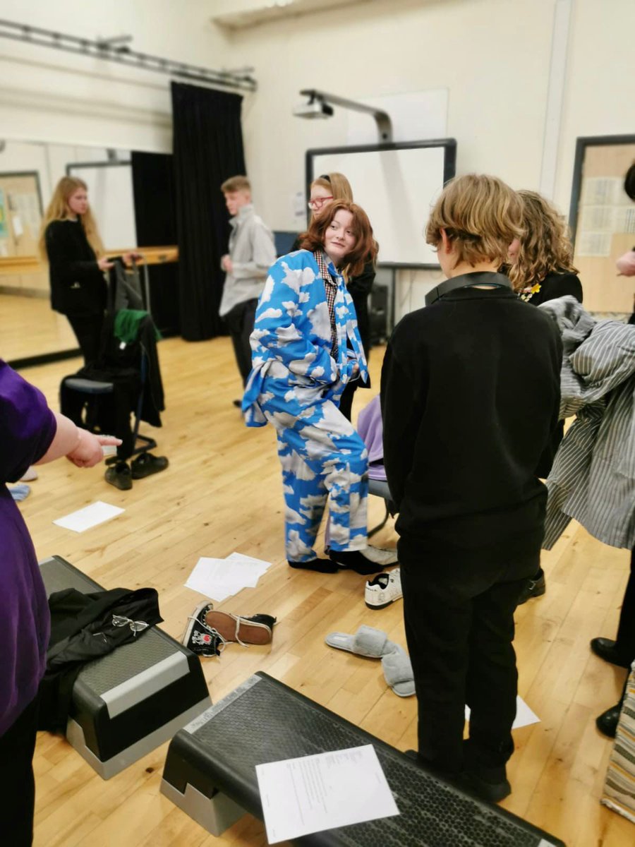 WilliamwoodHS's tweet photo. This week our S3 Drama classes enjoyed some practical Stage Management and Wardrobe Workshops thanks to the @TronTheatre. Great teamwork skills on display! #WWHSPA https://t.co/ONtgeSMhda