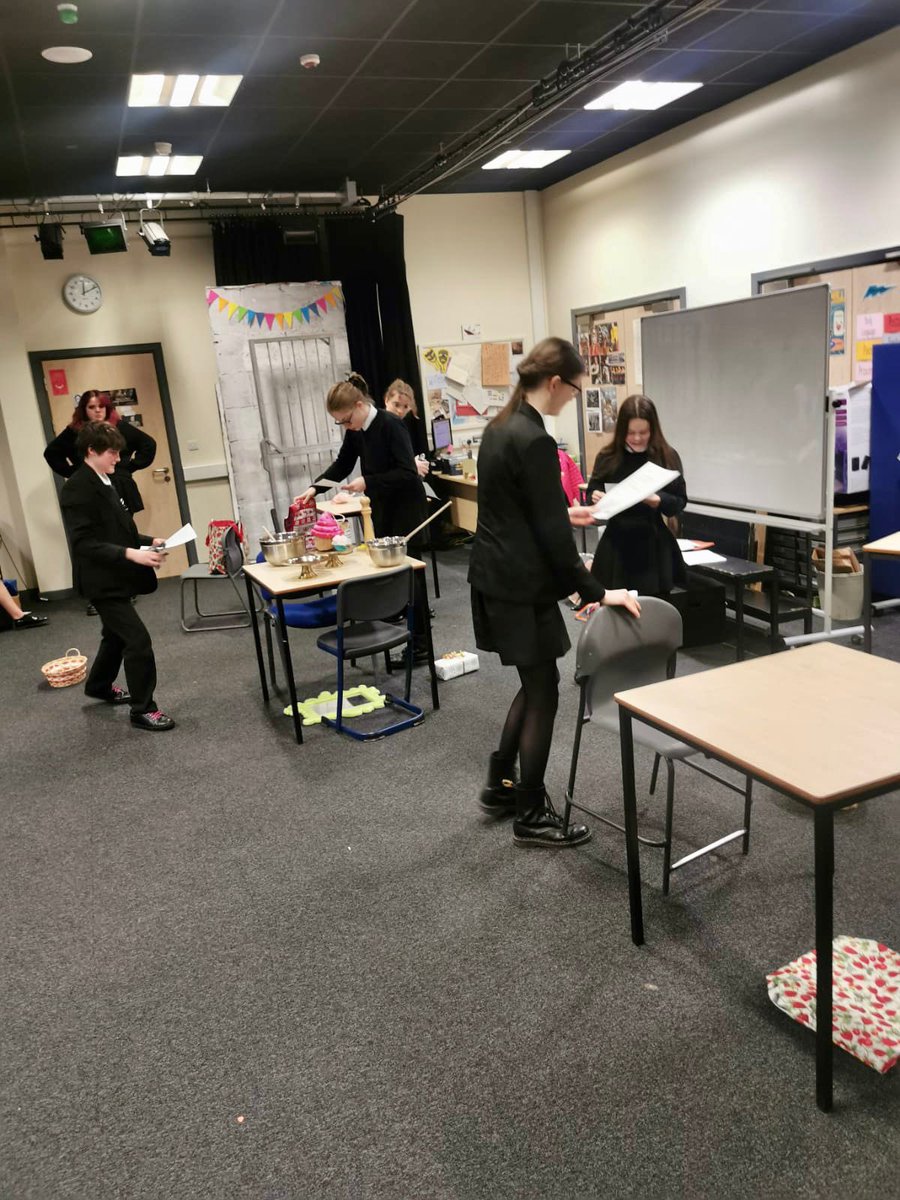 WilliamwoodHS's tweet photo. This week our S3 Drama classes enjoyed some practical Stage Management and Wardrobe Workshops thanks to the @TronTheatre. Great teamwork skills on display! #WWHSPA https://t.co/ONtgeSMhda