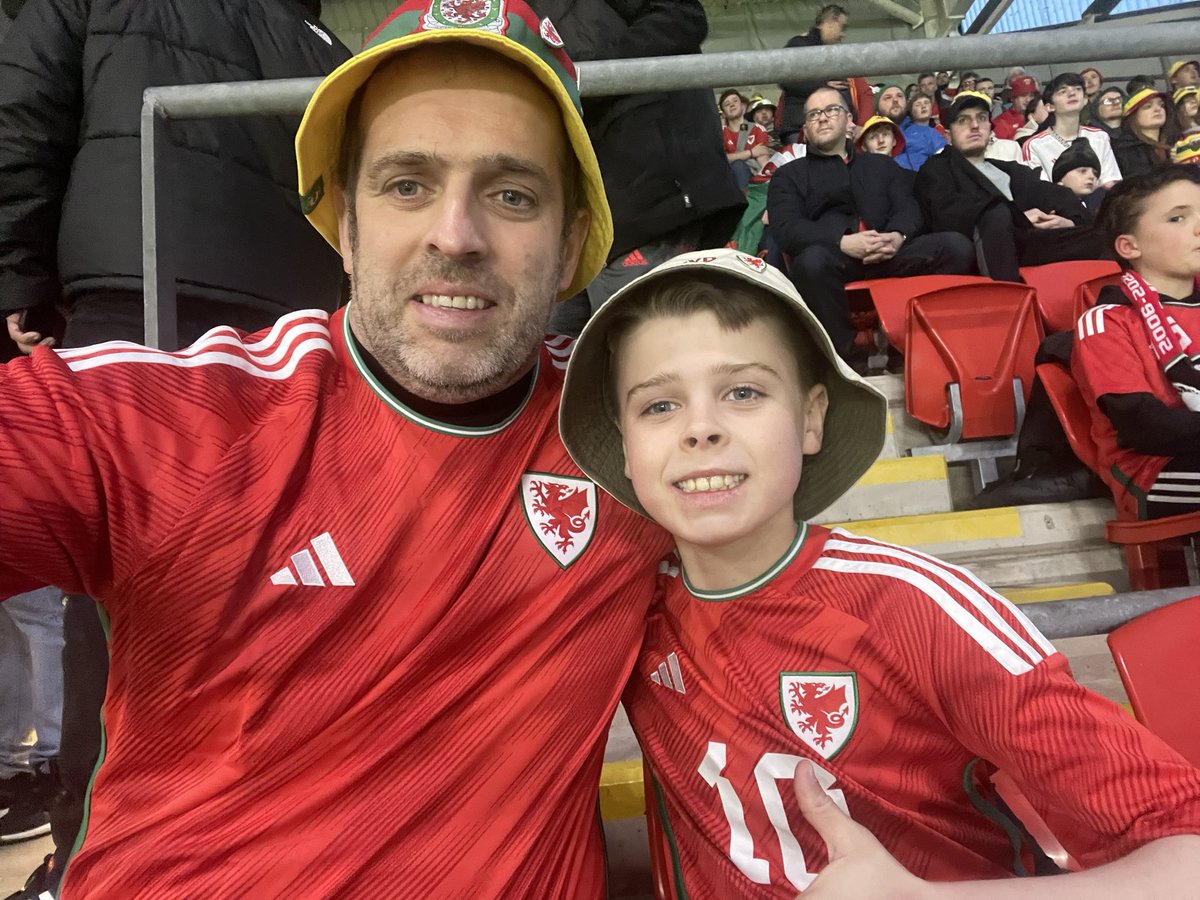 EvsNo8's tweet photo. An evening down at the football watching #WalvLat @FAWales #cymru #so58 #ymaohyd , 4 points from first 2games, take that !🏴👊🏻👍🏼 #TogetherStronger https://t.co/E7xREOx2SE