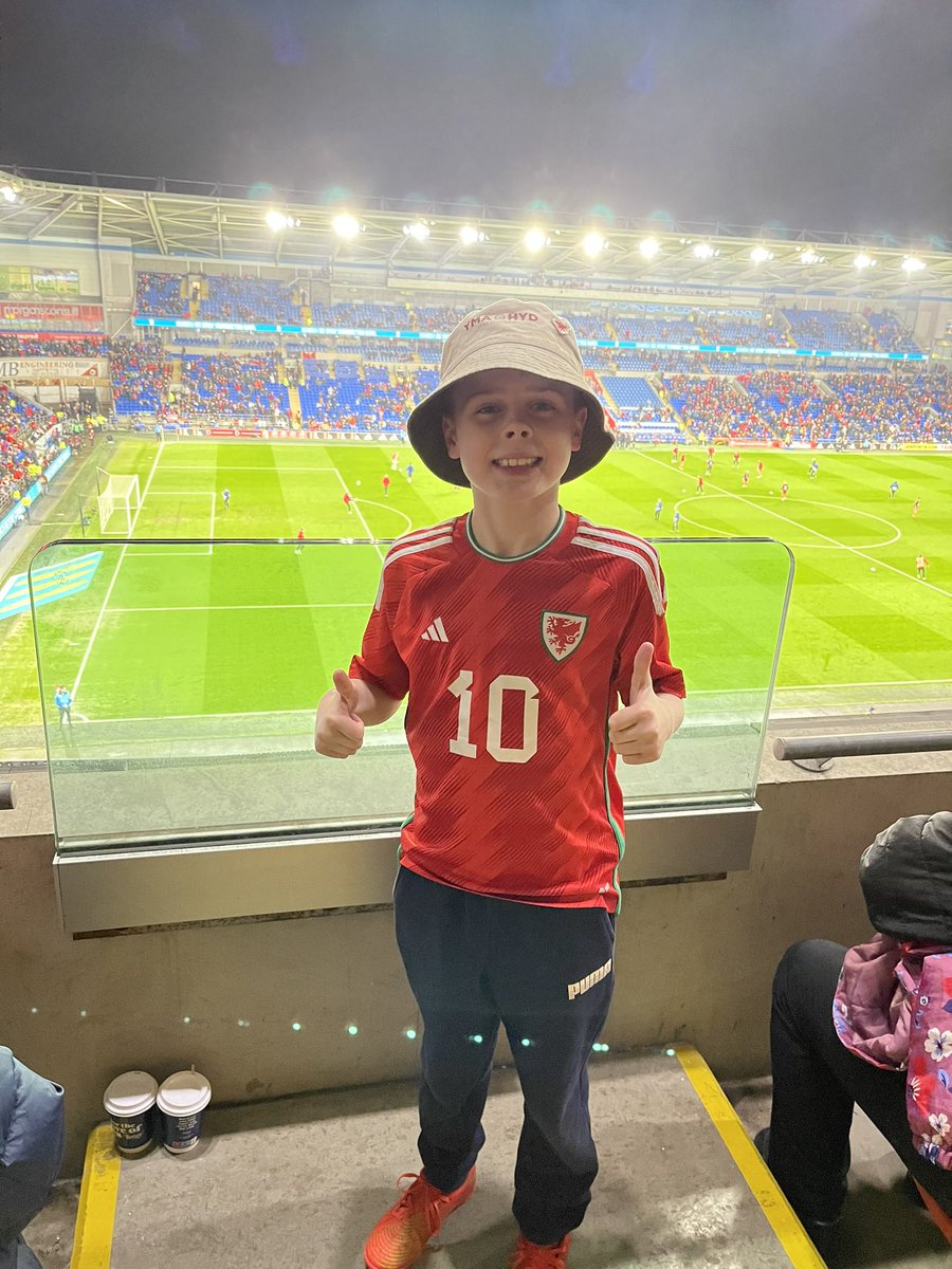 EvsNo8's tweet photo. An evening down at the football watching #WalvLat @FAWales #cymru #so58 #ymaohyd , 4 points from first 2games, take that !🏴👊🏻👍🏼 #TogetherStronger https://t.co/E7xREOx2SE