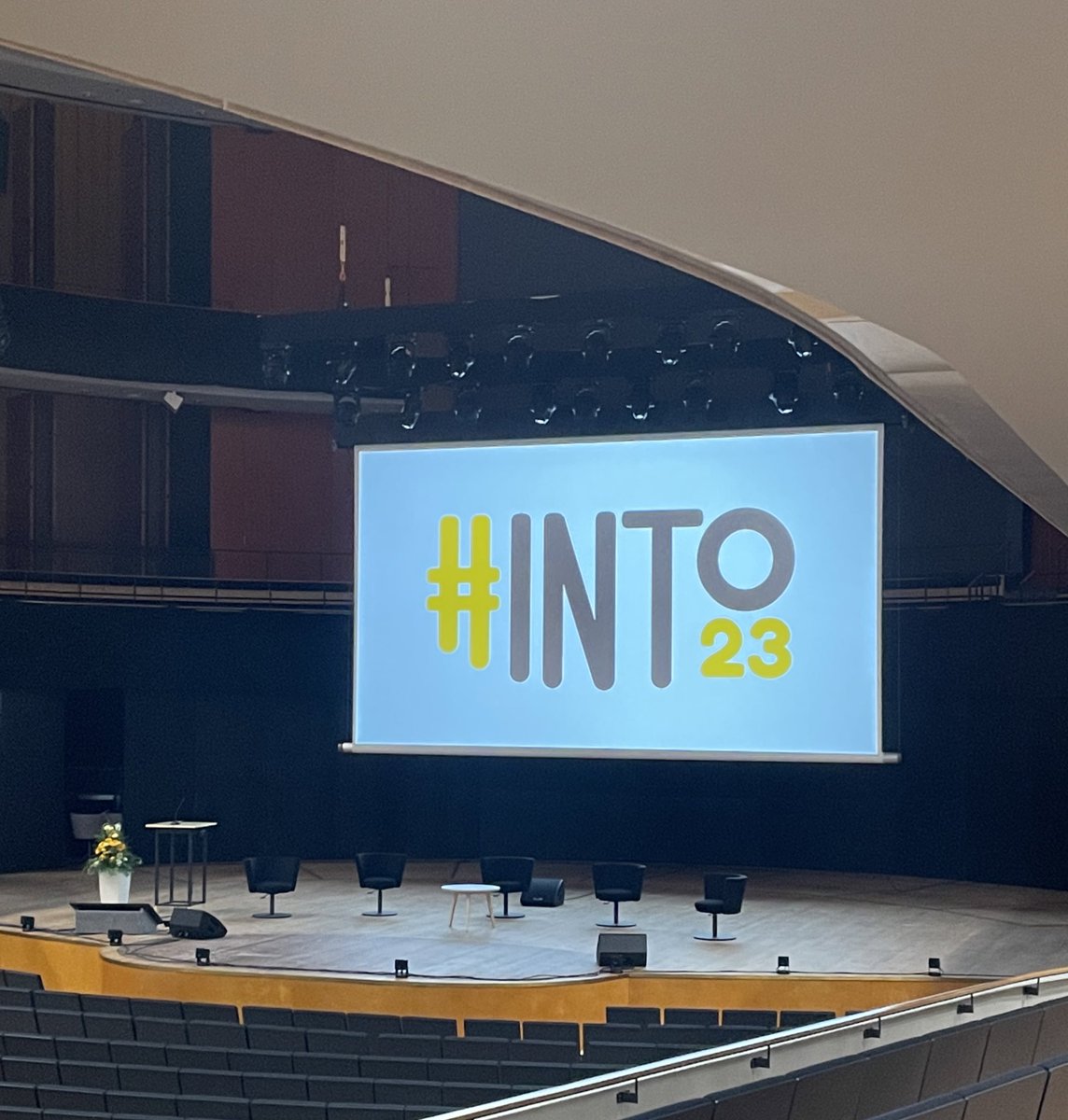 Herttaliisa's tweet photo. Teemana Suomi, jossa kenenkään ei tarvitse selvitä yksin. Se sisälsi kohtaamisia, keskusteluja, puheenvuoroja, tunnetta ja yhdessä olemista. Niistä oli #INTO23 tapahtuma tehty. Kiitos kaikille osallistujille ja järjestäjille 💛 https://t.co/LUFCEPYWDX